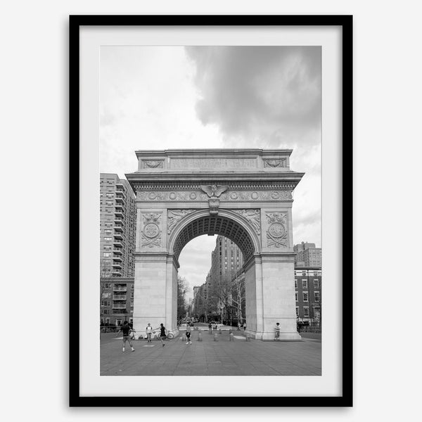 Framed New York photography set with Brooklyn Bridge, Chrysler Building skyline, and Washington Square Park scenes.